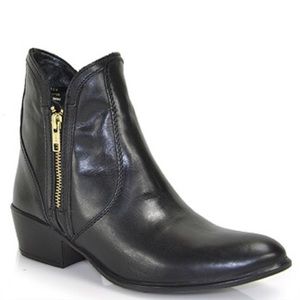 Steve Madden “Zipster”